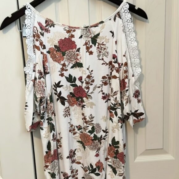 Open Shoulder Maurice’s Top - Picture 2 of 2